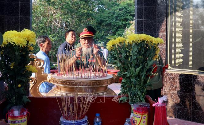 Trong ảnh: Các cựu tù Trại giam Tù binh Cộng sản Việt Nam - Phú Quốc thắp hương tưởng niệm đồng đội, đồng chí đã hy sinh. Ảnh: Lê Huy Hải - TTXVN
