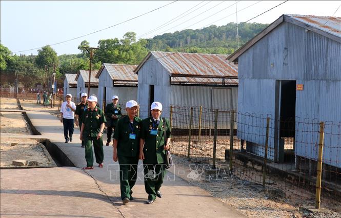 Trong ảnh: Các cựu tù Trại giam Tù binh Cộng sản Việt Nam - Phú Quốc thăm lại chốn lao tù Khu di tích Quốc gia đặc biệt Trại giam Phú Quốc. Ảnh: Lê Huy Hải - TTXVN
