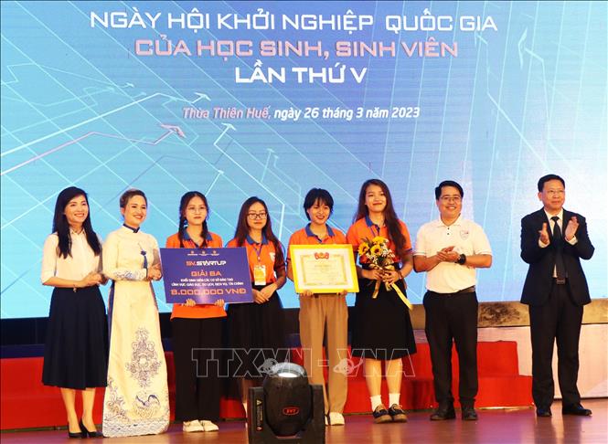 Ban tổ chức trao giải thưởng cho các dự án khởi nghiệp xuất sắc. Ảnh: Tường Vi - TTXVN. 