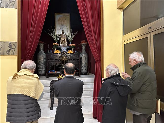 Ba công dân Thụy Sĩ cùng Đại sứ thắp hương trước Bàn thờ Bác Hồ trong khuôn viên Đại sứ quán Việt Nam tại Pháp. Ảnh: Thu Hà - PV TTXVN tại Pháp