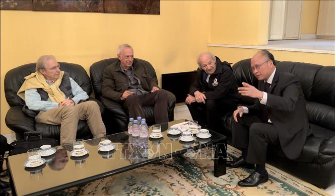 Đại sứ Việt Nam tại Pháp tiếp ba công dân Thụy Sĩ là Olivier Parriaux, Noé Graff và  Bernard Bachelard (lần lượt từ trái sang), tham gia vào vụ treo lá cờ của Mặt trận dân tộc giải phóng miền Nam Việt Nam trên chóp tháp nhà thờ Đức Bà vào ngày 18-19/1/1969, nhằm phản đối chiến tranh, ủng hộ hòa bình cho nhân dân Việt Nam. Ảnh: Thu Hà - PV TTXVN tại Pháp