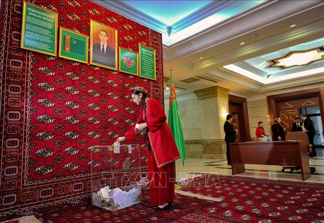 Cử tri bỏ phiếu bầu Quốc hội tại Ashgabat, Turkmenistan ngày 26/3/2023. Ảnh: AFP/TTXVN