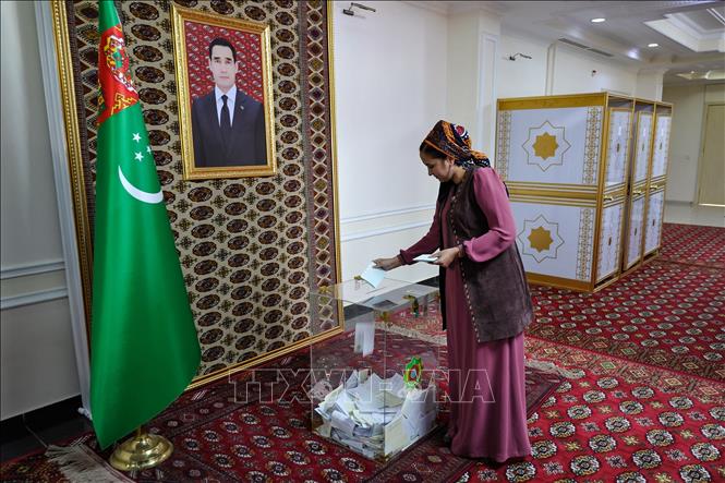 Cử tri bỏ phiếu bầu Quốc hội tại Annau, Turkmenistan ngày 26/3/2023. Ảnh: AFP/TTXVN