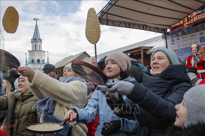 Người dân tham gia một lễ hội ở Moskva, Nga, ngày 26/2/2023. Ảnh: THX/ TTXVN