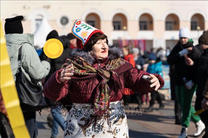 Người dân tham gia một lễ hội ở Moskva, Nga, ngày 26/2/2023. Ảnh: THX/ TTXVN