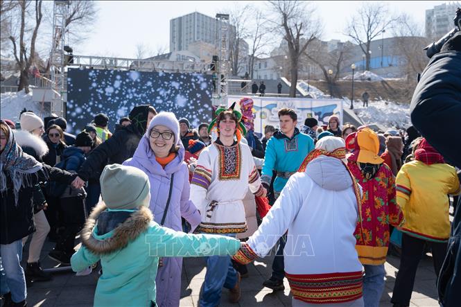 Người dân tham gia một lễ hội tại Vladivostok, Nga, ngày 26/2/2023. Ảnh: THX/ TTXVN