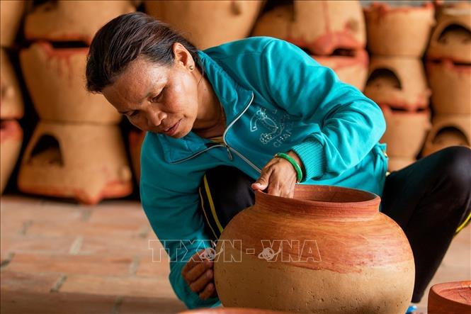 Cham group's pottery making art is the first traditional craft of Vietnam that listed as an intangible cultural heritage in need of urgent safeguarding by UNESCO. VNA Photo: Hồng Đạt