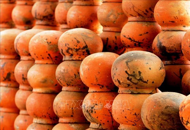 The finished pottery products have a light red color with special and natural patterns, making them distinctive from items made by other localities. VNA Photo: Hồng Đạt
