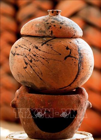 The finished pottery products have a light red color with special and natural patterns, making them distinctive from items made by other localities. VNA Photo: Hồng Đạt