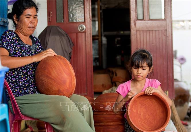 Go pottery products are renowned for being made entirely by hand. VNA Photo: Hồng Đạt