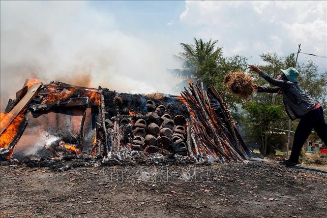 Products are often burned on a mound. VNA Photo: Hồng Đạt
