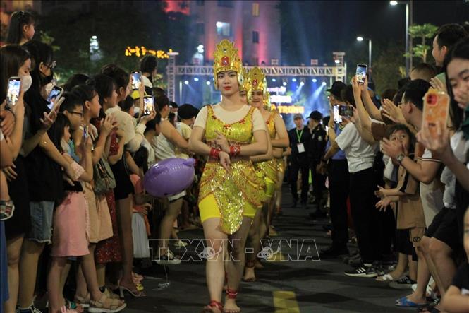 A significant number of citizens and visitors in Hue city enjoy in the Tourism Colors Carnival event at Hai Ba Trung pedestrian street shortly after the opening. VNA Photo: Mai Trang