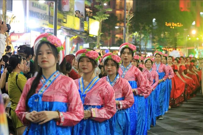 A significant number of citizens and visitors in Hue city enjoy in the Tourism Colors Carnival event at Hai Ba Trung pedestrian street shortly after the opening. VNA Photo: Mai Trang