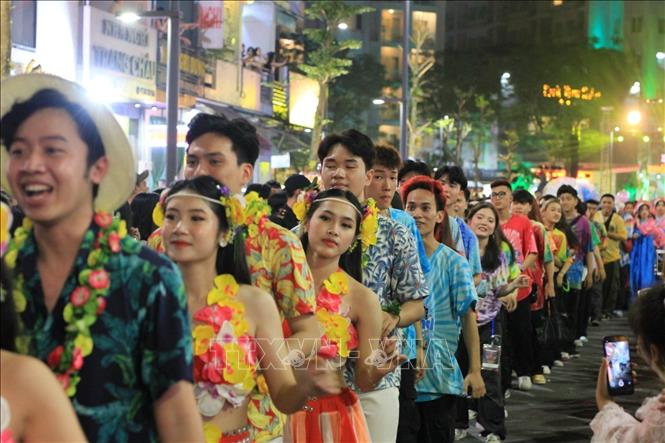 A significant number of citizens and visitors in Hue city enjoy in the Tourism Colors Carnival event at Hai Ba Trung pedestrian street shortly after the opening. VNA Photo: Mai Trang