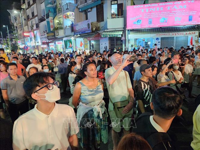 The Hai Ba Trung pedestrian street in Vinh Ninh ward, the central city of Hue, is officially opened. VNA Photo: Mai Trang
