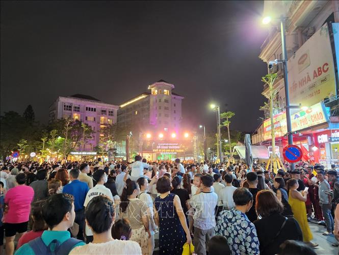 The Hai Ba Trung pedestrian street in Vinh Ninh ward, the central city of Hue, is officially opened. VNA Photo: Mai Trang