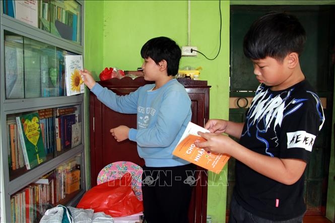 Trong ảnh: Các em học sinh đọc sách tại không gian đọc Ngọc Tâm thủy tinh. Ảnh: Văn Đạt - TTXVN