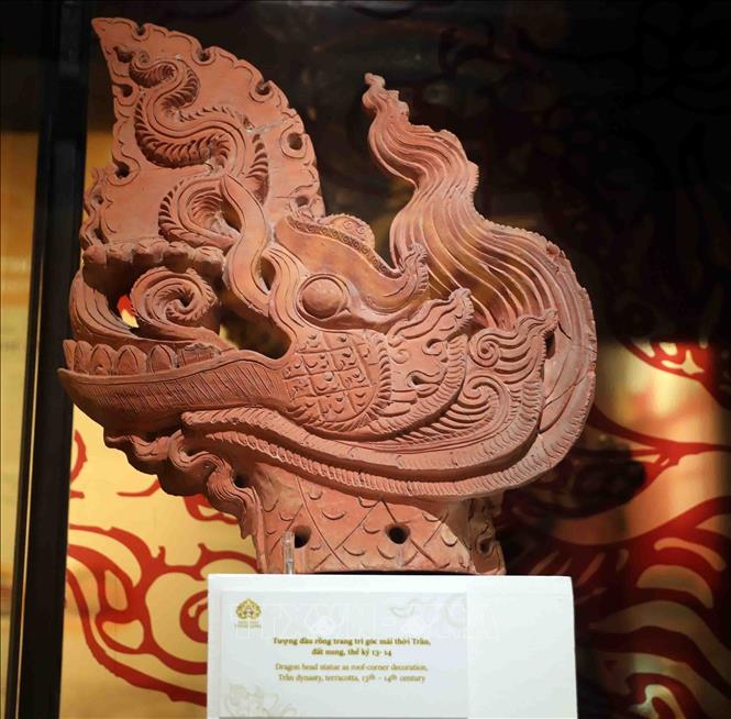 A terracotta dragon head statue of the Tran Dynasty dating back to the 13th century. VNA Photo: Thanh Tùng 