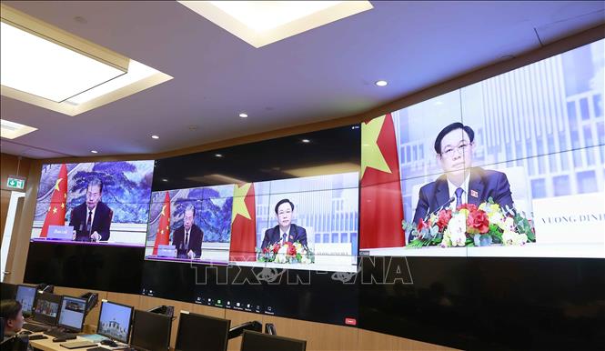 Chủ tịch Quốc hội Vương Đình Huệ hội đàm trực tuyến với Chủ tịch Quốc hội Trung Quốc Triệu Lạc Tế. Ảnh: Doãn Tấn - TTXVN