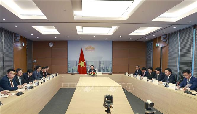 Chủ tịch Quốc hội Vương Đình Huệ hội đàm trực tuyến với Chủ tịch Quốc hội Trung Quốc Triệu Lạc Tế. Ảnh: Doãn Tấn - TTXVN