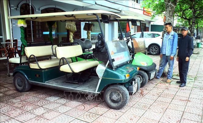 Trong ảnh: Nhiều xe điện tại Cửa Lò bị thất lạc giấy tờ không thể đăng kiểm. Ảnh: Tá Chuyên - TTXVN