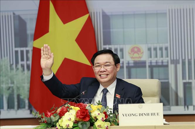 Chủ tịch Quốc hội Vương Đình Huệ chào Chủ tịch Quốc hội Trung Quốc Triệu Lạc Tế. Ảnh: Doãn Tấn – TTXVN