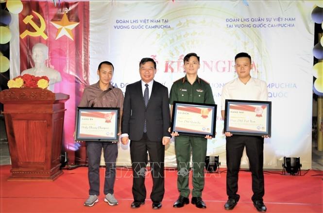 Ambassador of Vietnam in Cambodia Nguyen Huy Tang presents awards to sports teams participated in friendship match. VNA Photo: Hoàng Minh