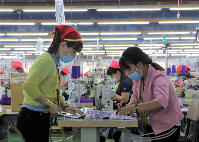 A production line of the Eclat Vietnam Garment and Textile Co. Ltd. In Nhon Trach 2 industrial park in Dong Nai province. VNA Photo: Công Phong