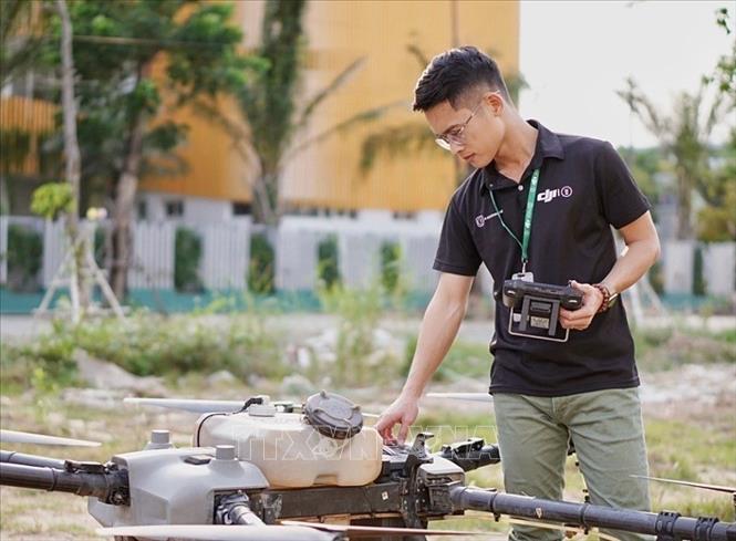 Trong ảnh: Với Nguyễn Văn Thiên Vũ, việc ứng dụng máy bay không người lái sẽ tạo nên bước ngoặt mới trong nông nghiệp. Ảnh: TTXVN phát