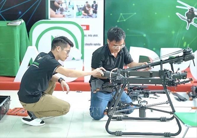 Trong ảnh: Anh Nguyễn Văn Thiên Vũ cùng các cộng sự tự tay kiểm tra các thiết bị trước khi đưa vào sử dụng. Ảnh: TTXVN phát