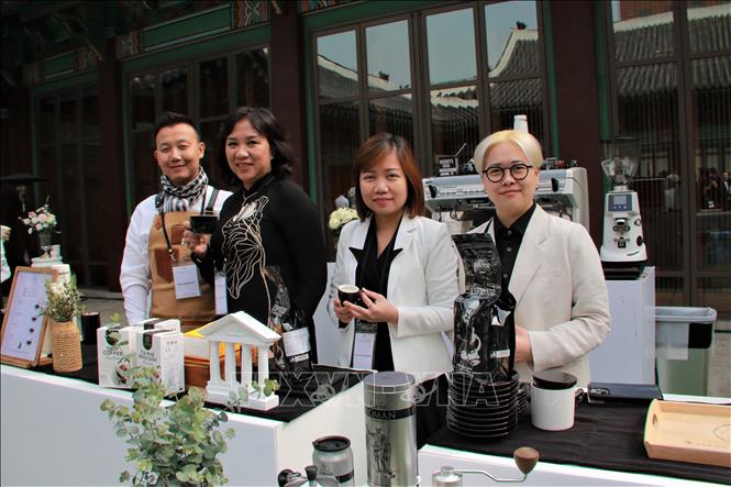 Bà Huỳnh Vạng Cẩm Tú, Phó Tổng giám đốc Tập đoàn Trung Nguyên cùng các nhân viên tại lễ khai trương văn phòng. Ảnh: Khánh Vân - TTXVN