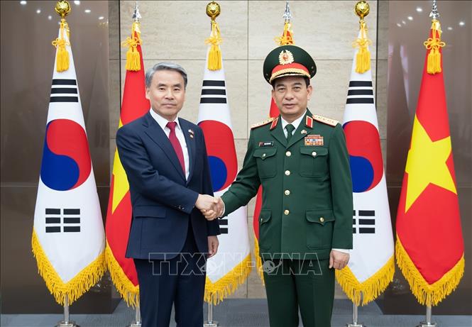Bộ trưởng Bộ Quốc phòng Việt Nam Phan Văn Giang (phải) và Bộ trưởng Quốc phòng Hàn Quốc Lee Jong-sup (trái) tại cuộc gặp ở Seoul, Hàn Quốc, ngày 28/3/2023. Ảnh: YONHAP/TTXVN