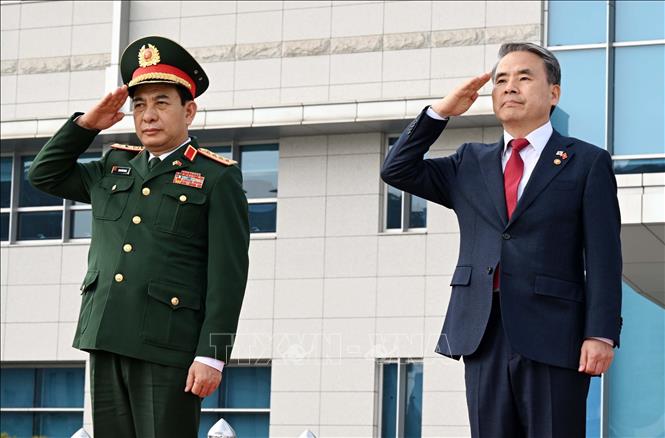 Bộ trưởng Bộ Quốc phòng Việt Nam Phan Văn Giang (trái) và Bộ trưởng Quốc phòng Hàn Quốc Lee Jong-sup (phải) tại lễ đón ở Seoul, Hàn Quốc, ngày 28/3/2023. Ảnh: YONHAP/TTXVN