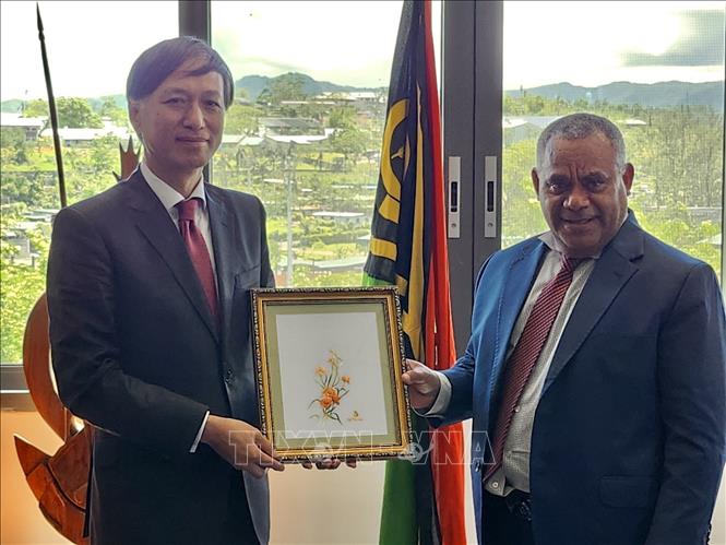 Đại sứ Việt Nam tại Australia Nguyễn Tất Thành và Bộ trưởng Ngoại giao Vanuatu Jotham Napat. Ảnh: TTXVN phát