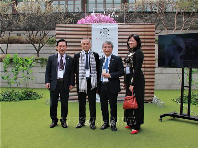 Vietnamese Ambassador to the RoK Nguyen Vu Tung (2nd left) and delegates pose for a group photo. VNA Photo: Khánh Vân