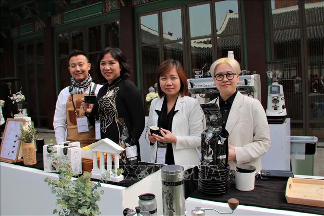 Huynh Vang Cam Tu, Deputy General Director of Trung Nguyen Group, and delegates at the opening ceremony. VNA Photo: Khánh Vân
