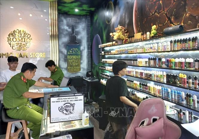 Lực lượng chức năng kiểm tra cơ sở kinh doanh Romio Vape Store tại số 74, đường Phan Đình Phùng, phường Quang Vinh, thành phố Biên Hòa. Ảnh: TTXVN phát