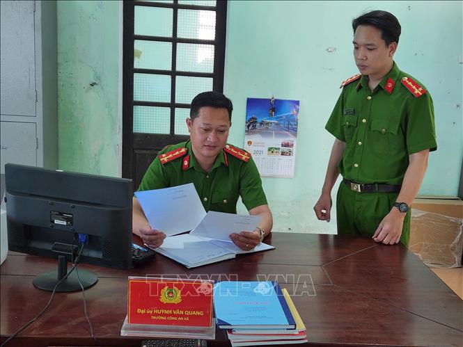 Đại uý Tân (đứng) luôn hoàn thành tốt nhiệm vụ được giao và được đồng nghiệp yêu mến. Ảnh: Mai Trang-TTXVN