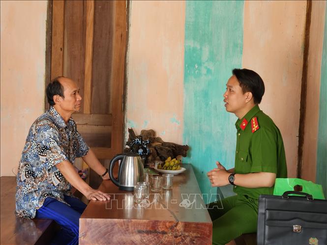 Đại úy Tân tích cực bám cơ sở, xây dựng mối quan hệ gắn bó với người dân để thực hiện tốt nhiệm vụ công an chính quy tại cơ sở. Ảnh: Mai Trang-TTXVN