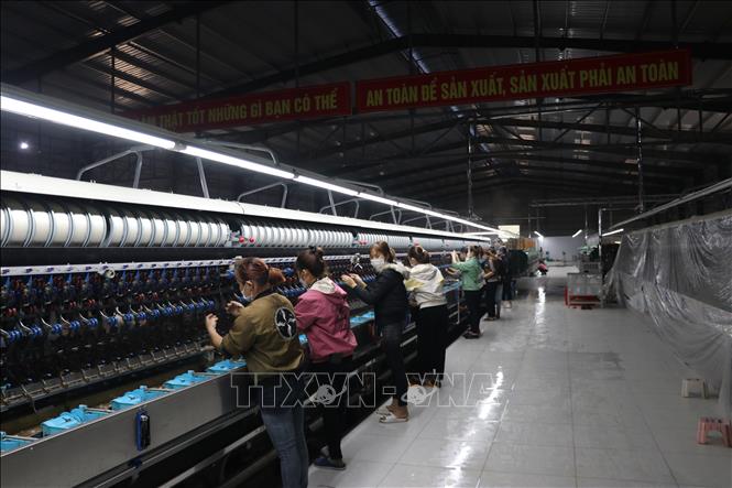 Trong ảnh: Dây chuyền ươm tơ tại Công ty Cổ phần Dâu tơ tằm Yên Bái. Ảnh: Việt Dũng - TTXVN