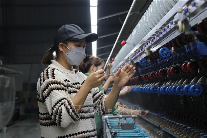 Trong ảnh: Công nhân làm việc tại Nhà máy ươm tơ tự động của Công ty Cổ phần Dâu tằm tơ Yên Bái. Ảnh: Việt Dũng - TTXVN
