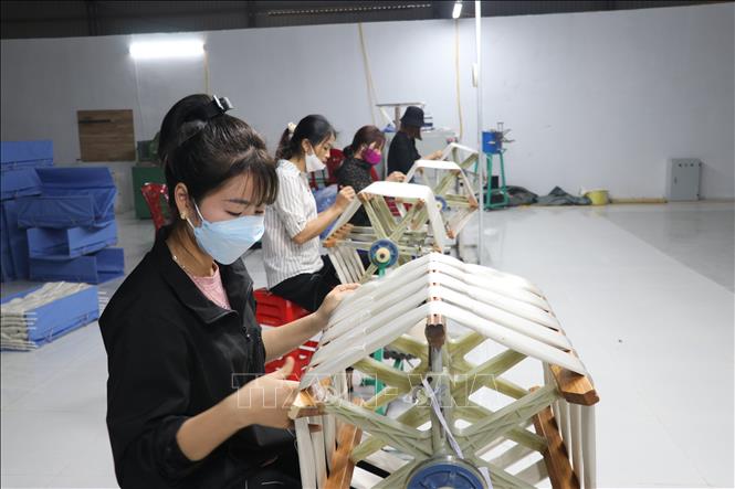 Trong ảnh: Nhà máy ươm tơ tự động của Công ty Cổ phần Dâu tằm tơ Yên Bái đi vào hoạt động đã giải quyết việc làm cho nhiều lao động địa phương. Ảnh: Việt Dũng - TTXVN
