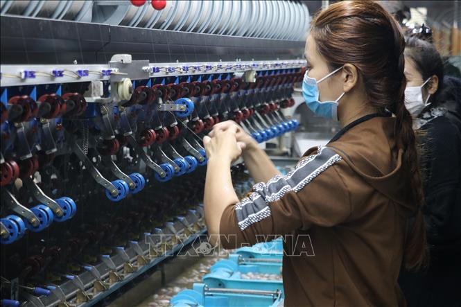 Trong ảnh: Công nhân làm việc tại Nhà máy ươm tơ tự động của Công ty Cổ phần Dâu tằm tơ Yên Bái. Ảnh: Việt Dũng - TTXVN
