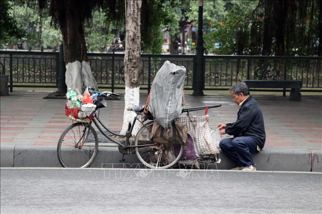 Trong ảnh: Những suất cơm trưa từ thiện dành cho người có hoàn cảnh khó khăn. Ảnh: Hoàng Ngọc-TTXVN