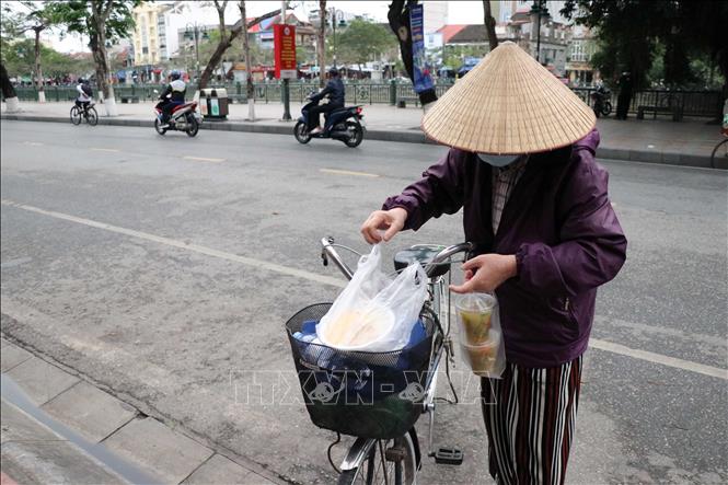 Trong ảnh: Những bữa cơm trưa từ thiện dành cho người có hoàn cảnh khó khăn. Ảnh: Hoàng Ngọc-TTXVN