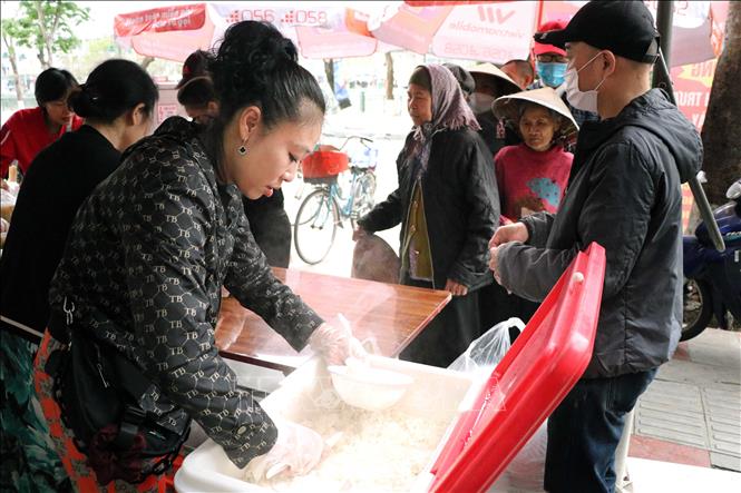 Trong ảnh: Chị Nguyễn Thị Thanh Thúy tất bật bán cơm từ thiện tới người có hoàn cảnh khó khăn. Ảnh: Hoàng Ngọc-TTXVN