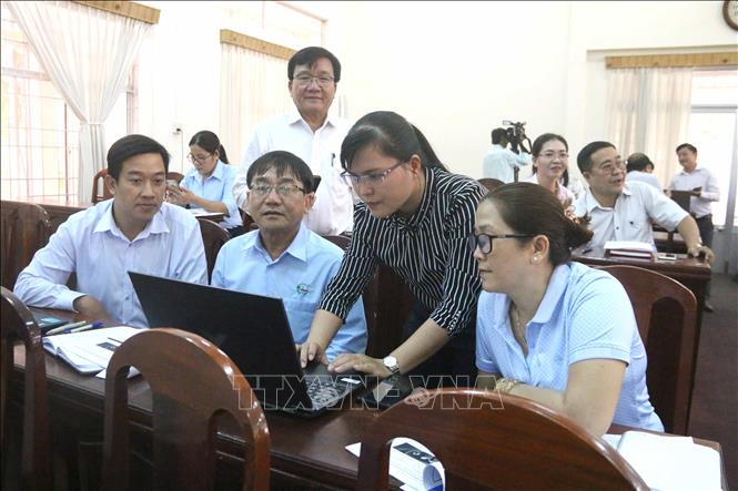 Trong ảnh: Hướng dẫn học viên cài đặt phần mềm Sổ tay Đảng viên điện tử trên máy tính. Ảnh: Thanh Hòa- TTXVN