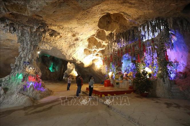 Trong ảnh: Cung Sơn Trang được thờ trong chùa Tam Thanh lung linh huyền ảo. Ảnh: Anh Tuấn – TTXVN