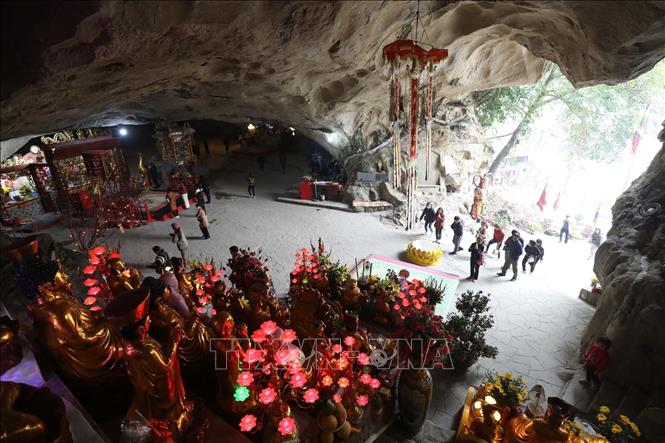 Trong ảnh: Đông đảo du khách thập phương về thưởng ngoạn và chiêm bái chùa Tam Thanh trong động núi đá. Ảnh: Anh Tuấn – TTXVN