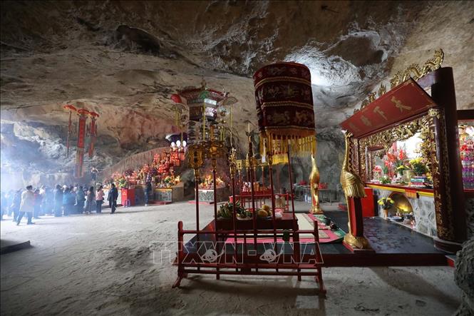 Trong ảnh: Đông đảo du khách thập phương về thưởng ngoạn và chiêm bái chùa Tam Thanh trong động núi đá. Ảnh: Anh Tuấn – TTXVN
